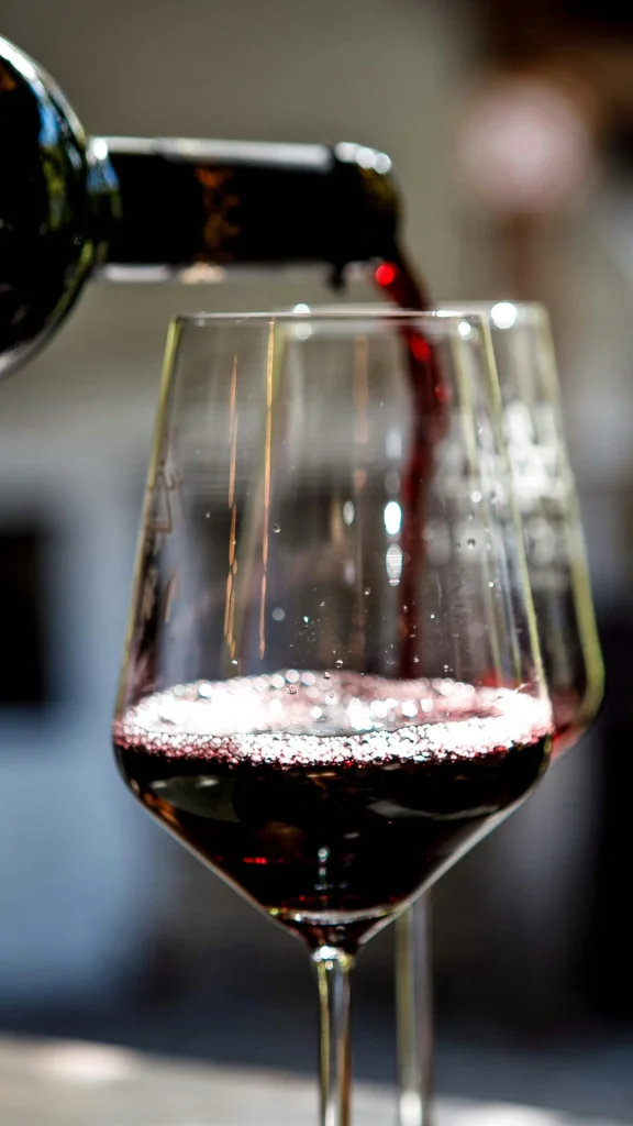 Ein Glas Wein wird eingeschenkt.